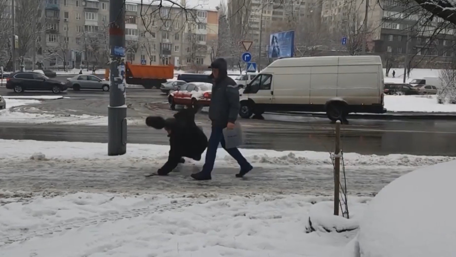 Шнуров опубликовал третий клип о коллапсе уборки снега и мусора в Санкт-Петербурге