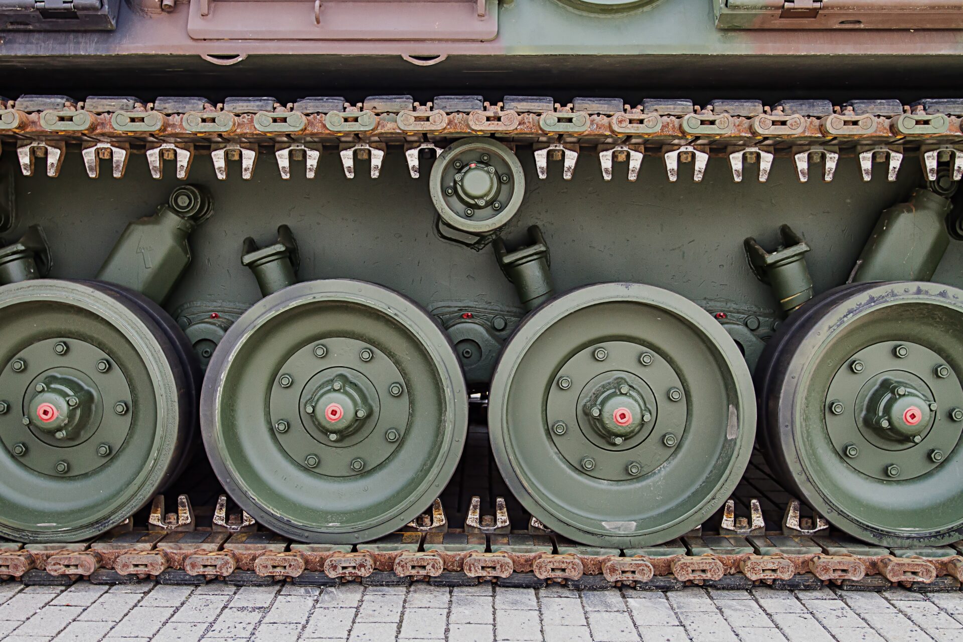 В Сети опубликованы кадры сдачи в плен экипажа танка Т-72 ВС Украины с заваренными люками