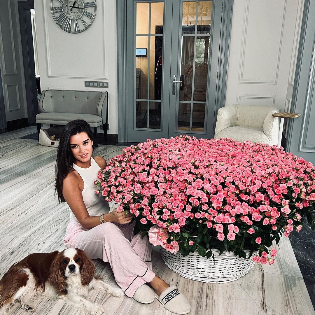 39-летняя телеведущая Ксения Бородина похвасталась огромным букетом роз в День влюбленных