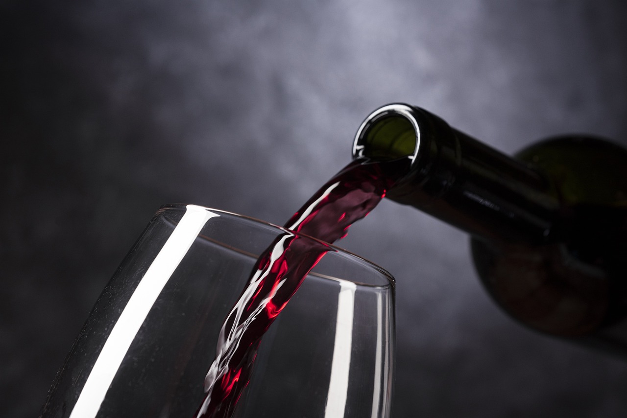 Ученые исследовали, почему красное вино вызывает у некоторых головную боль