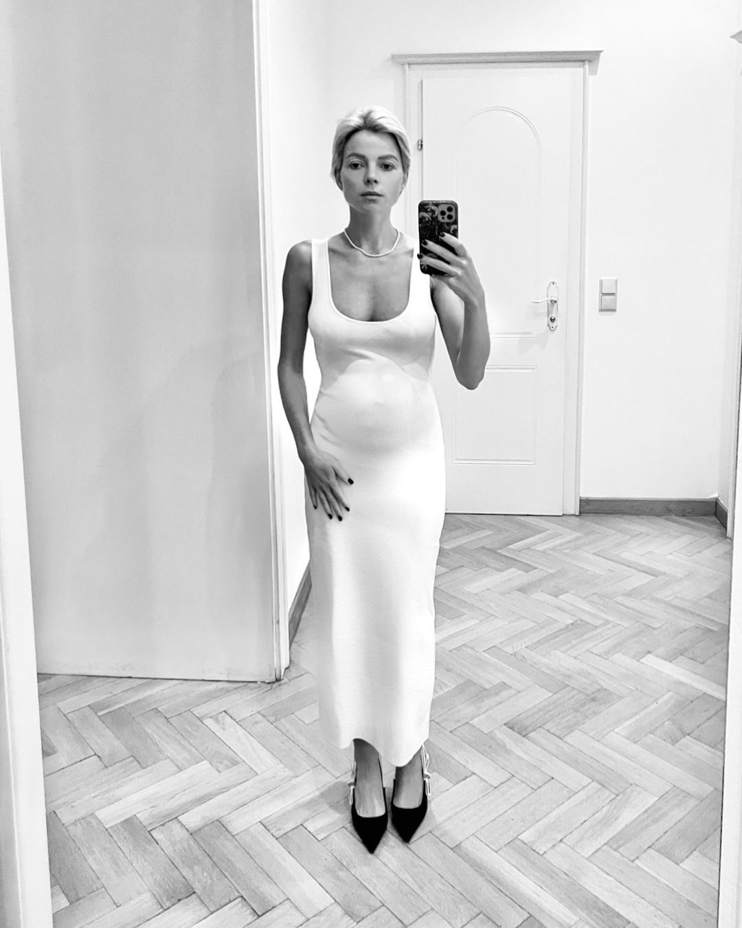 LN: Беременная Елена Николаева снялась в полупрозрачном платье без нижнего белья